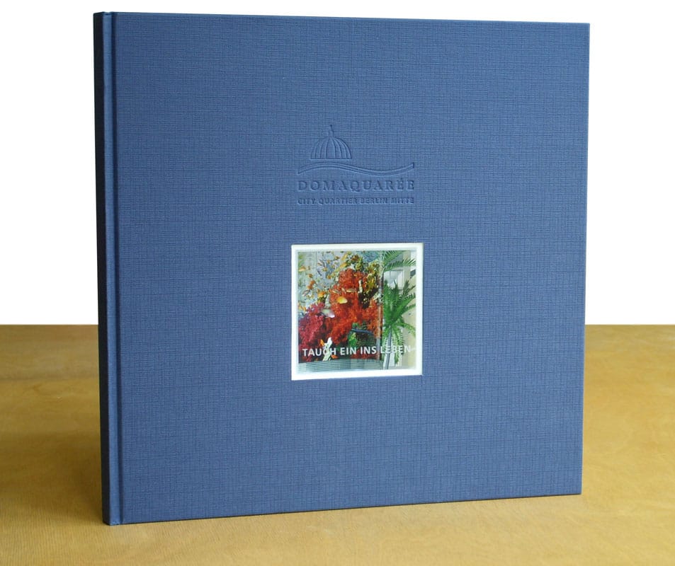 Imagebroschüre Titel mit Glasfenster und Gravur